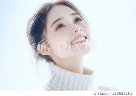 空を見上げる美しい女性「AI生成画像」 121629163