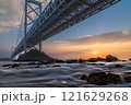 日の出の海に架かる橋 121629268
