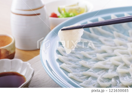 美味しそうなフグの刺身盛り（箸上げ） 121630085