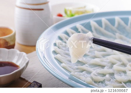 美味しそうなフグの刺身盛り（箸上げ） 121630087