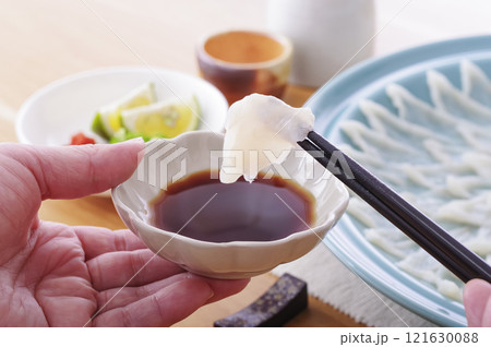 美味しそうなフグの刺身盛り(箸上げ) 美味しそうなフグの刺身盛り(箸上げ) 121630088
