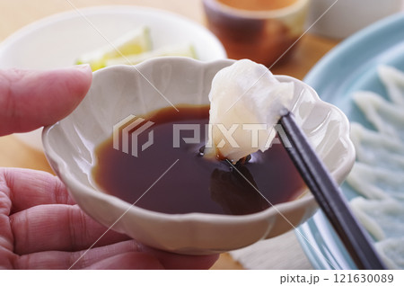 美味しそうなフグの刺身盛り(箸上げ) 美味しそうなフグの刺身盛り(箸上げ) 121630089