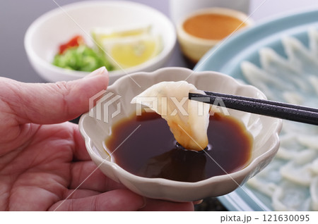 美味しそうなフグの刺身盛り(箸上げ) 美味しそうなフグの刺身盛り(箸上げ) 121630095