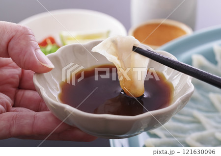 美味しそうなフグの刺身盛り(箸上げ) 美味しそうなフグの刺身盛り(箸上げ) 121630096