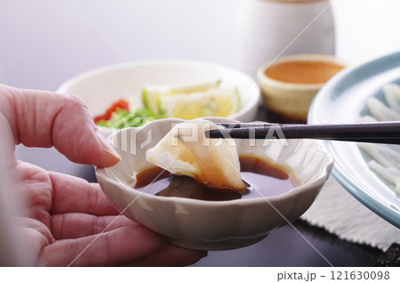 美味しそうなフグの刺身盛り（箸上げ） 121630098