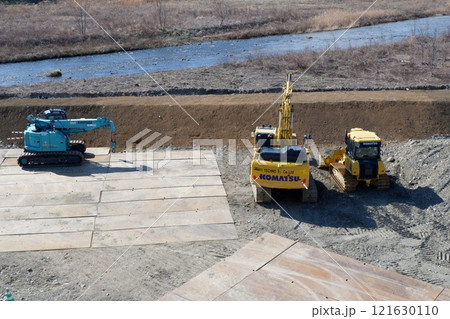 河川工事現場の建機 121630110