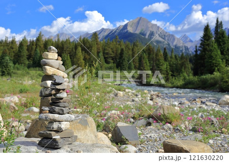 春の清流とロッキー山脈とケルン 121630220