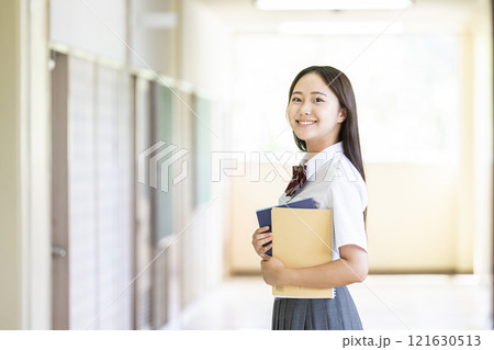 女子高生のポートレート　カメラ目線 121630513