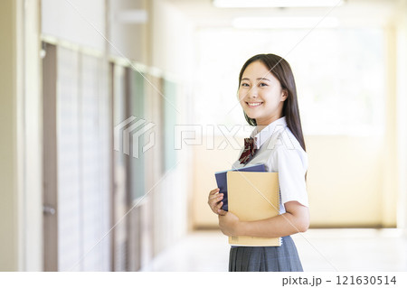 女子高生のポートレート　カメラ目線 121630514