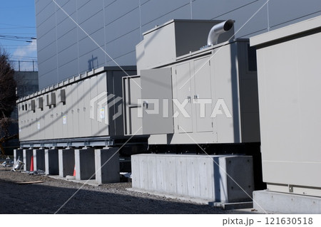 倉庫に設置された非常用自家発電システム 121630518