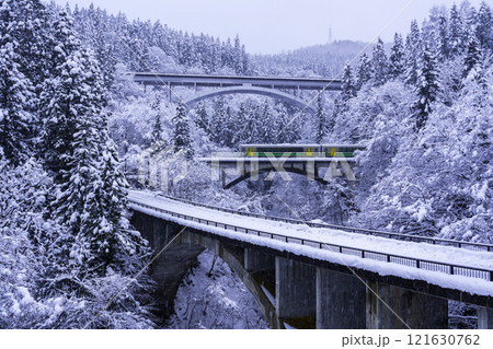 雪の只見線宮下アーチ三兄(橋)弟 雪の只見線宮下アーチ三兄(橋)弟 121630762