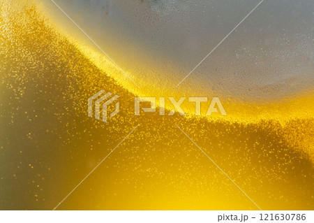 グラスに冷たいビールが注がれ泡が出るシーン 121630786