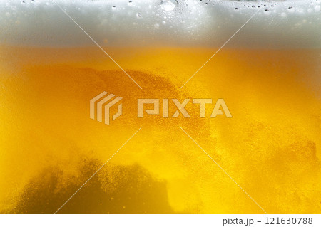 グラスに冷たいビールが注がれ泡が出るシーン グラスに冷たいビールが注がれ泡が出るシーン 121630788