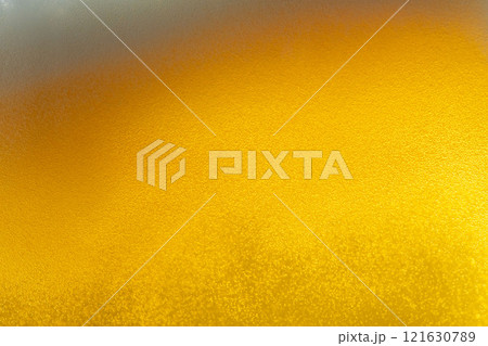 グラスに冷たいビールが注がれ泡が出るシーン 121630789