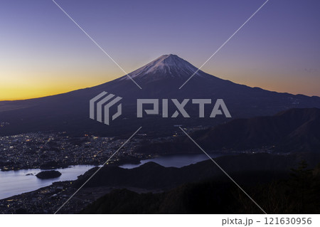 冬の新道峠から夜明けの富士山 121630956