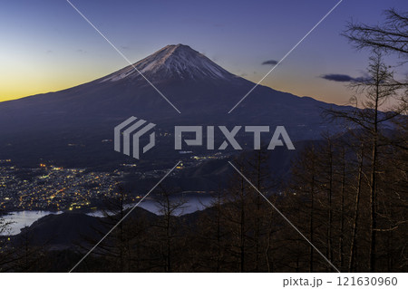 冬の新道峠から夜明けの富士山 121630960