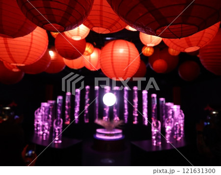 《2024年秋の金魚ショー》金魚、ライト、紅葉の絶妙の組み合わせ 121631300