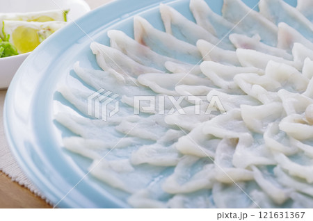 美味しそうなフグの刺身盛り 121631367