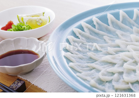 美味しそうなフグの刺身盛り 121631368