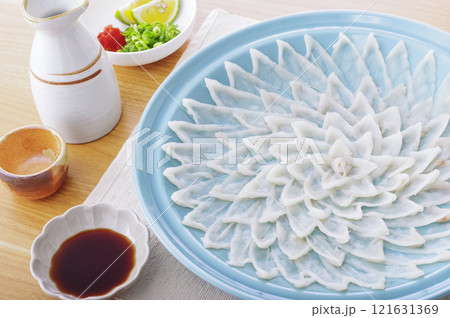美味しそうなフグの刺身盛り 121631369