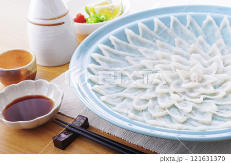 美味しそうなフグの刺身盛り 121631370