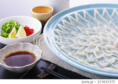 美味しそうなフグの刺身盛り 美味しそうなフグの刺身盛り 121631372
