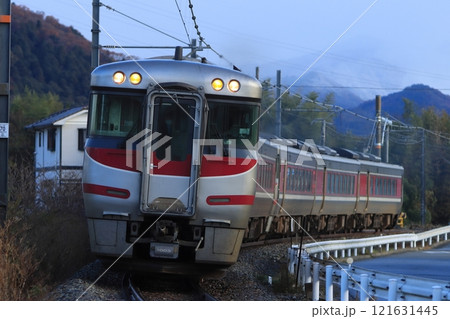 多客期対応で6両編成に増強されて運転されるキハ189系特急はまかぜ号_2024/12/14撮影 121631445