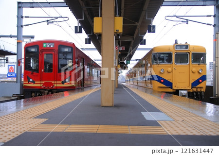 福知山駅で顔を合わせた113系電車(復刻福知山色)とKTR300形気動車_2024/12/14撮影 121631447