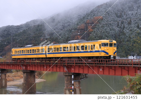 レトロな山陰本線の鉄橋を走る113系電車(復刻福知山色)_2024/12/14撮影 121631455