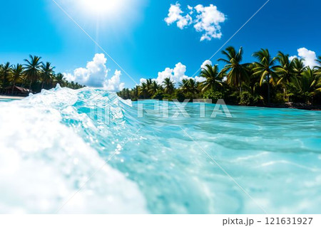 波しぶきとヤシの木が並ぶトロピカルなビーチ 波しぶきとヤシの木が並ぶトロピカルなビーチ 121631927