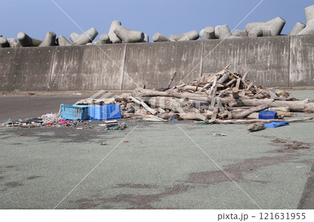 厚田港周辺の海岸風景 漂着ゴミ 厚田港周辺の海岸風景 漂着ゴミ 121631955