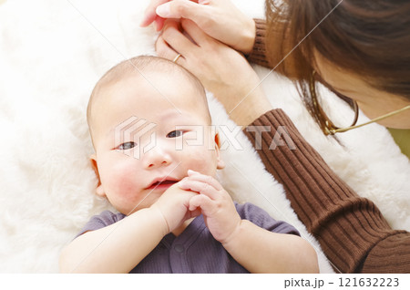 母親と触れあう赤ちゃん 母親と触れあう赤ちゃん 121632223