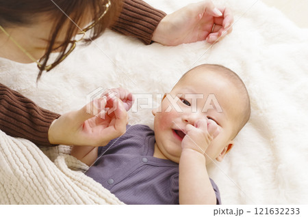 母親と触れあう赤ちゃん 母親と触れあう赤ちゃん 121632233