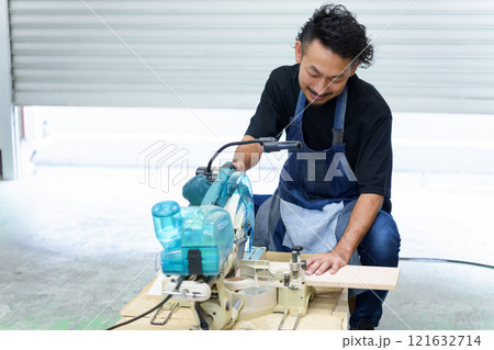 電動ノコギリを使う職人 電動ノコギリを使う職人 121632714