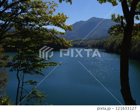 志賀高原の琵琶池 121633127