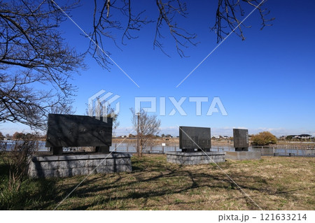 記念碑の立ち並ぶ埼玉県白岡市の柴山沼の風景 121633214