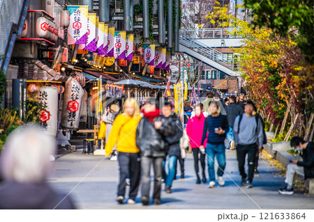 日本の東京都市景観 元日・インバウンド続く…暖かな日差し…渋谷駅前の渋谷横丁などを望む＝令和7年1月 121633864