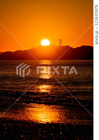 湘南江の島から昇る朝日と光の道　令和七年初日の出 121633876