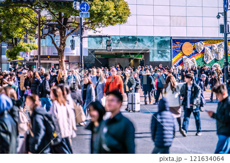 日本の東京都市景観 元日…外国人観光客らで賑わう渋谷駅前…。奥は渋谷駅＝令和7年1月1日 121634064