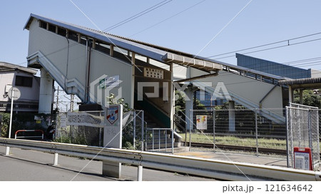 JR鶴見線、南武線の浜川崎駅の駅舎 JR鶴見線、南武線の浜川崎駅の駅舎 121634642