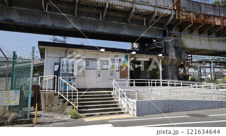 JR鶴見線、南武線の浜川崎駅の駅舎 JR鶴見線、南武線の浜川崎駅の駅舎 121634644