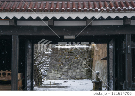 会津若松 鶴ヶ城雪景色 鉄門 会津若松 鶴ヶ城雪景色 鉄門 121634706
