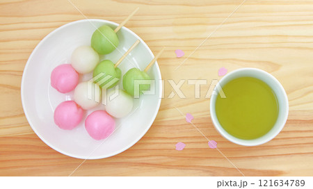 三色団子と緑茶の俯瞰、桜の花びらを散らした春のお花見イメージ 121634789