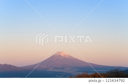 静岡県函南町滝知山から見た2025年元日早朝の富士山 静岡県函南町滝知山から見た2025年元日早朝の富士山 121634792