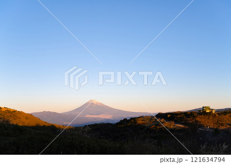 静岡県函南町玄岳から見た2025年元日早朝の富士山 121634794