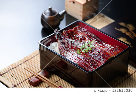 うなぎの蒲焼き ふっくら艶やか国産うな重 121635030