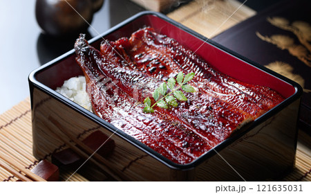 うなぎの蒲焼き ふっくら艶やか国産うな重 121635031