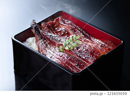 香ばしい蒲焼きの湯気と艶高級感あるうな重」 121635039