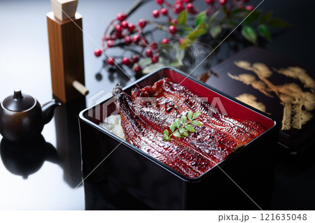 香ばしい蒲焼きの湯気と艶高級感あるうな重」 121635048
