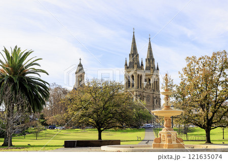 アデレードのセント・ピーターズ教会と噴水 121635074